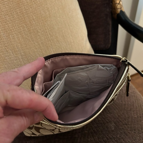 NWT lovely Coach Clutch - Picture 2 of 3